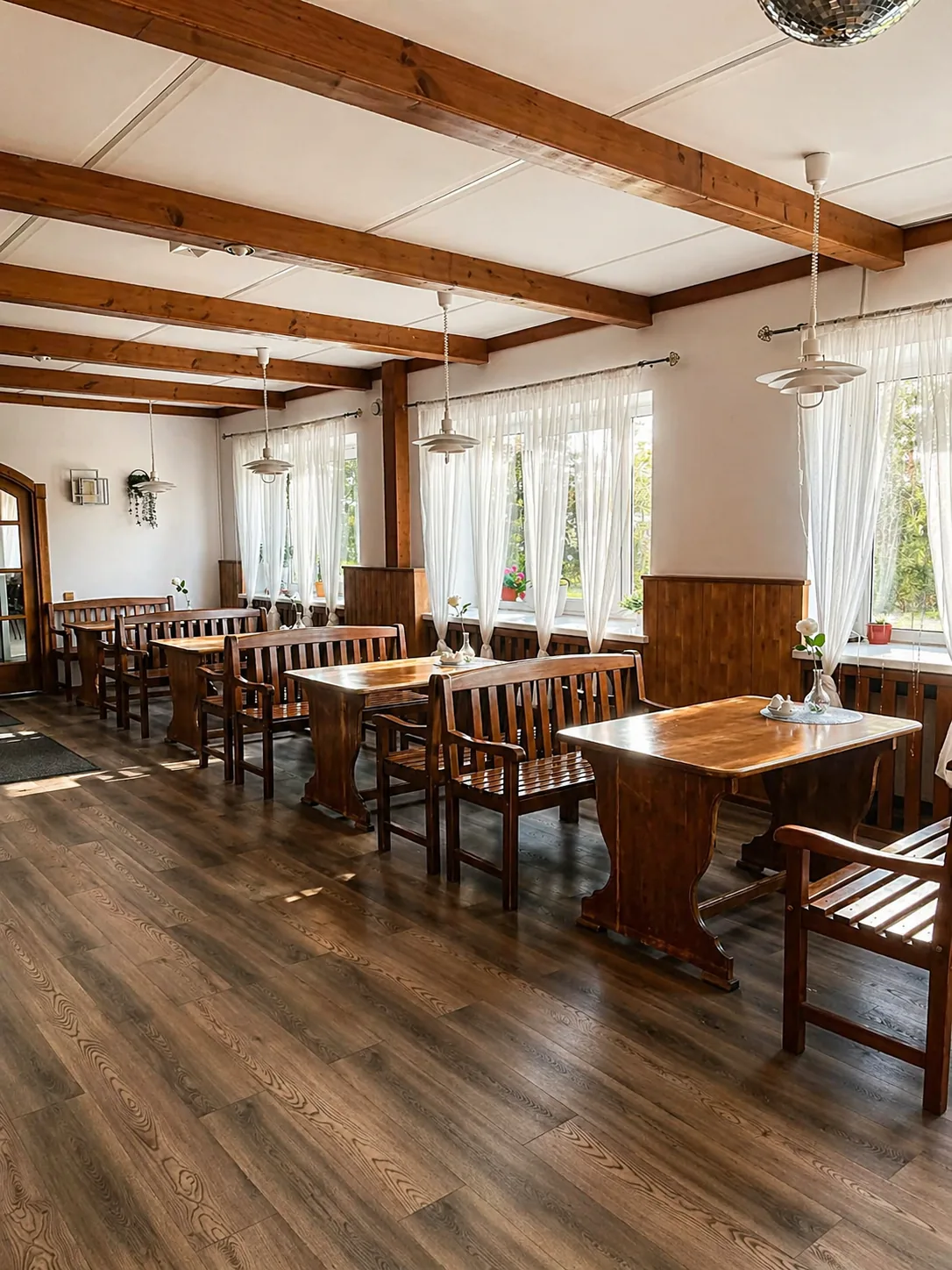 Päevasaal puidust laudadega